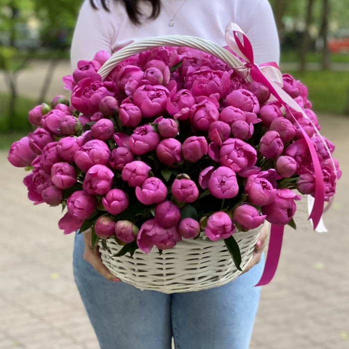 101 малиновый пион Флеминг в корзине